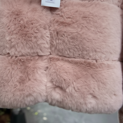 Fluffy Glam - Cropped Kunstfell-Jacke mit Stehkragen & Reißverschluss