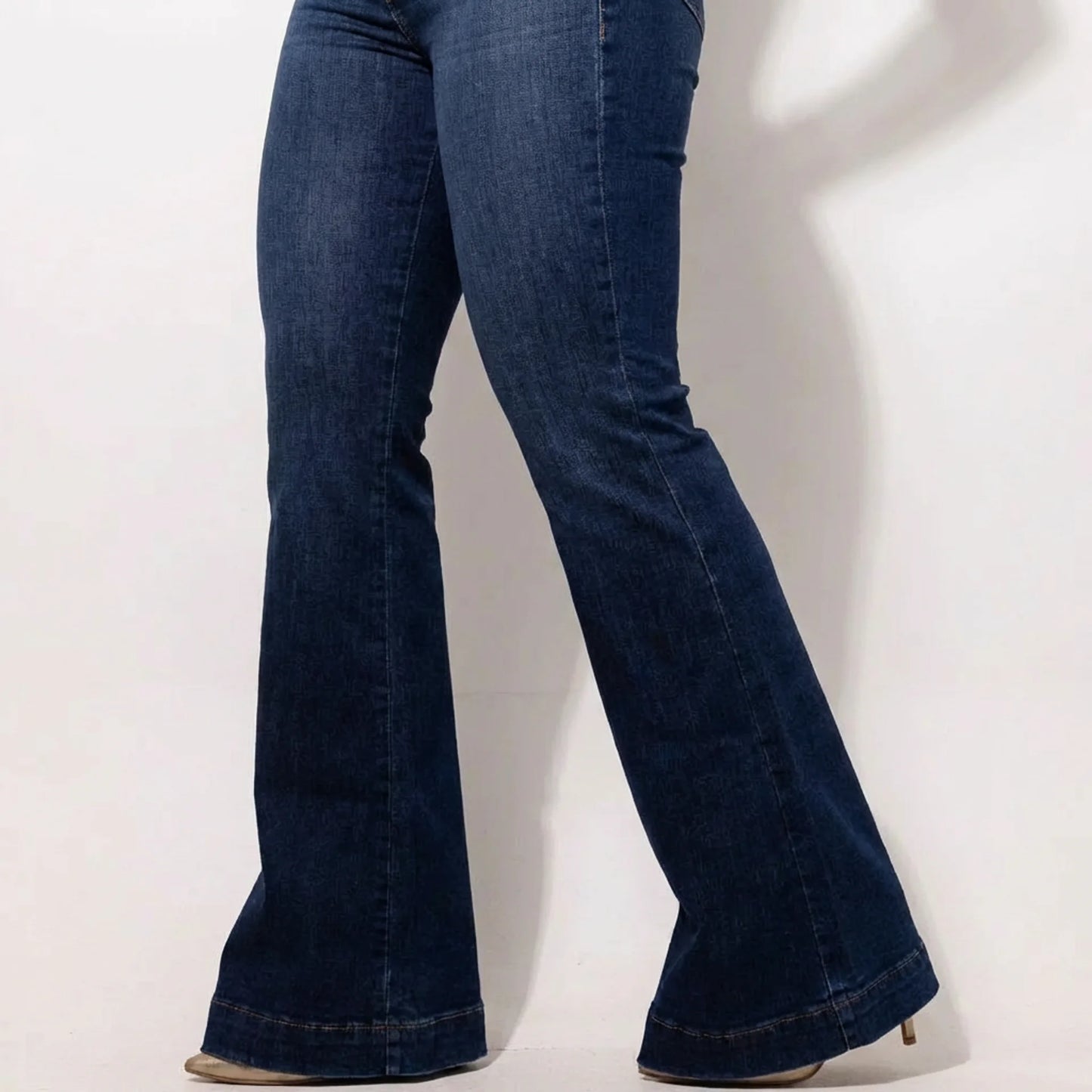 Schmal geschnittene Bootcut-Jeans mit hohem Bund
