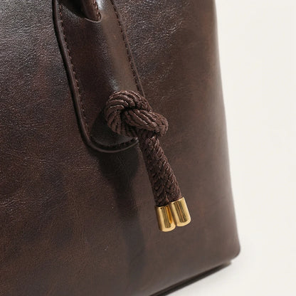 Schultertasche mit Knotendetail